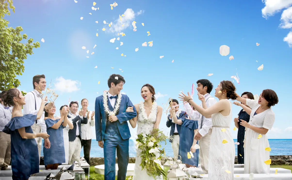 全員に祝福される新郎新婦