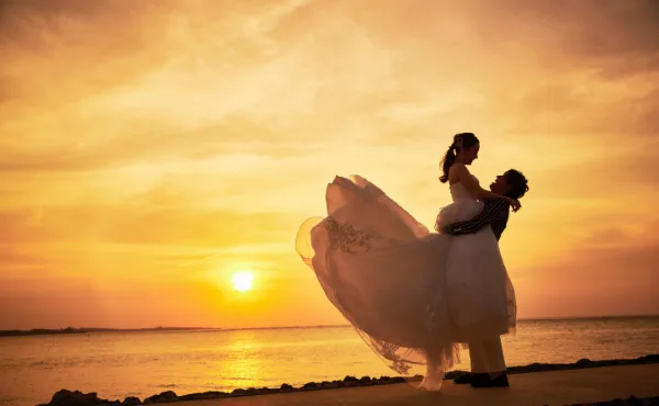 夕日の中の新郎新婦