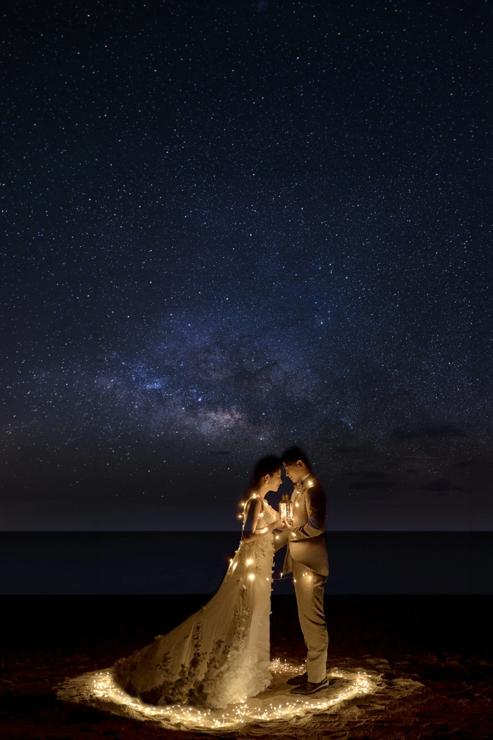 石垣島の星空の下で撮影する新郎新婦