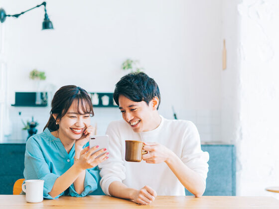 スマートフォンを見る二人