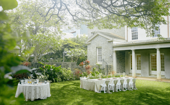 ガーデンウェディングと白い机と椅子