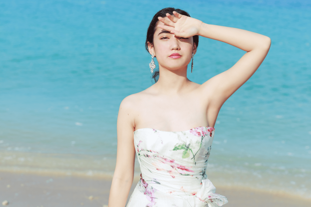手をかざす新婦