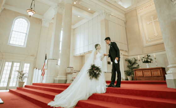 ハワイの教会Central Union Church Sanctuaryで、新婦の手を取る新郎。気品が漂うゴシック調のチャペル。