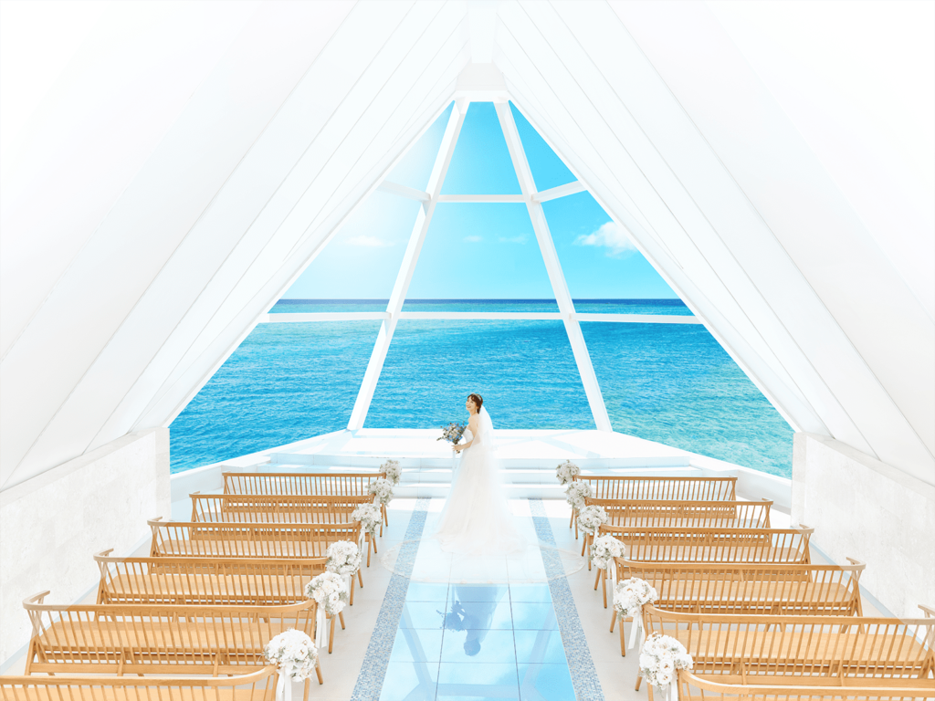 白い三角窓の海の見えるチャペル