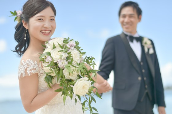 ハワイで白いブーケを手に持ち幸せな笑顔の新婦