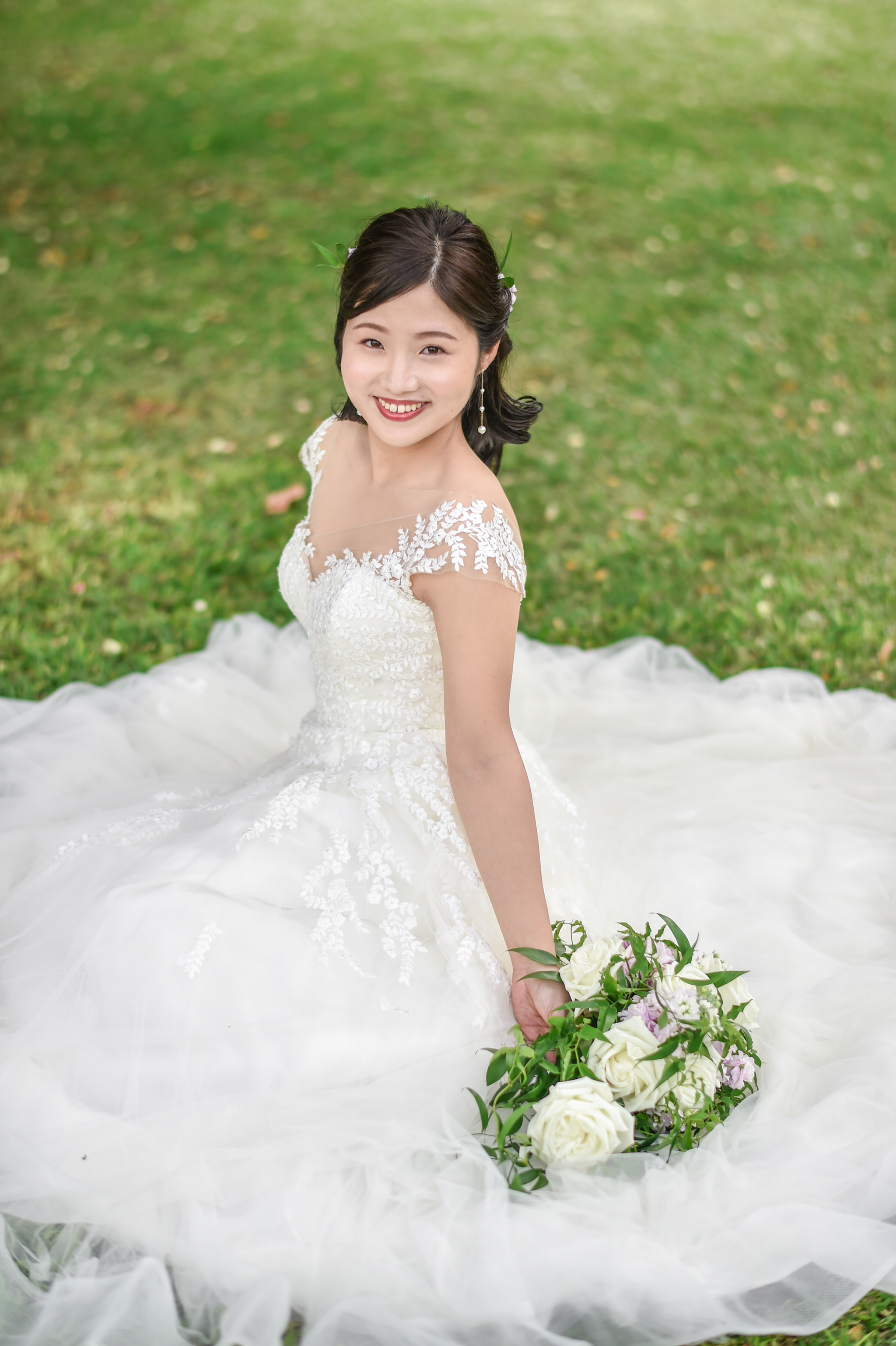 白いウエディングドレスの新婦