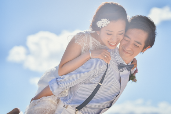 青空の中の新郎新婦