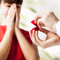 プロポーズに感動する女性