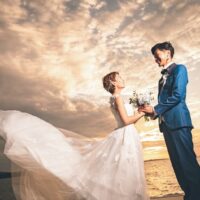 夕日の中のカップル