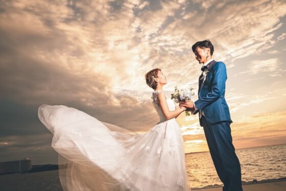 夕日の中のカップル