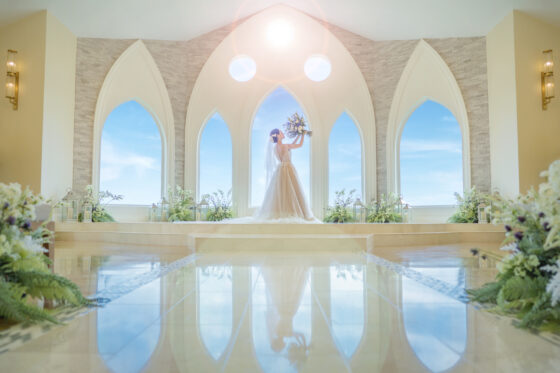 ハワイの美しい白いチャペルと新婦