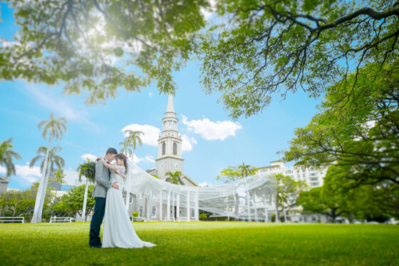 ハワイの白い結婚式場でウェディングフォト