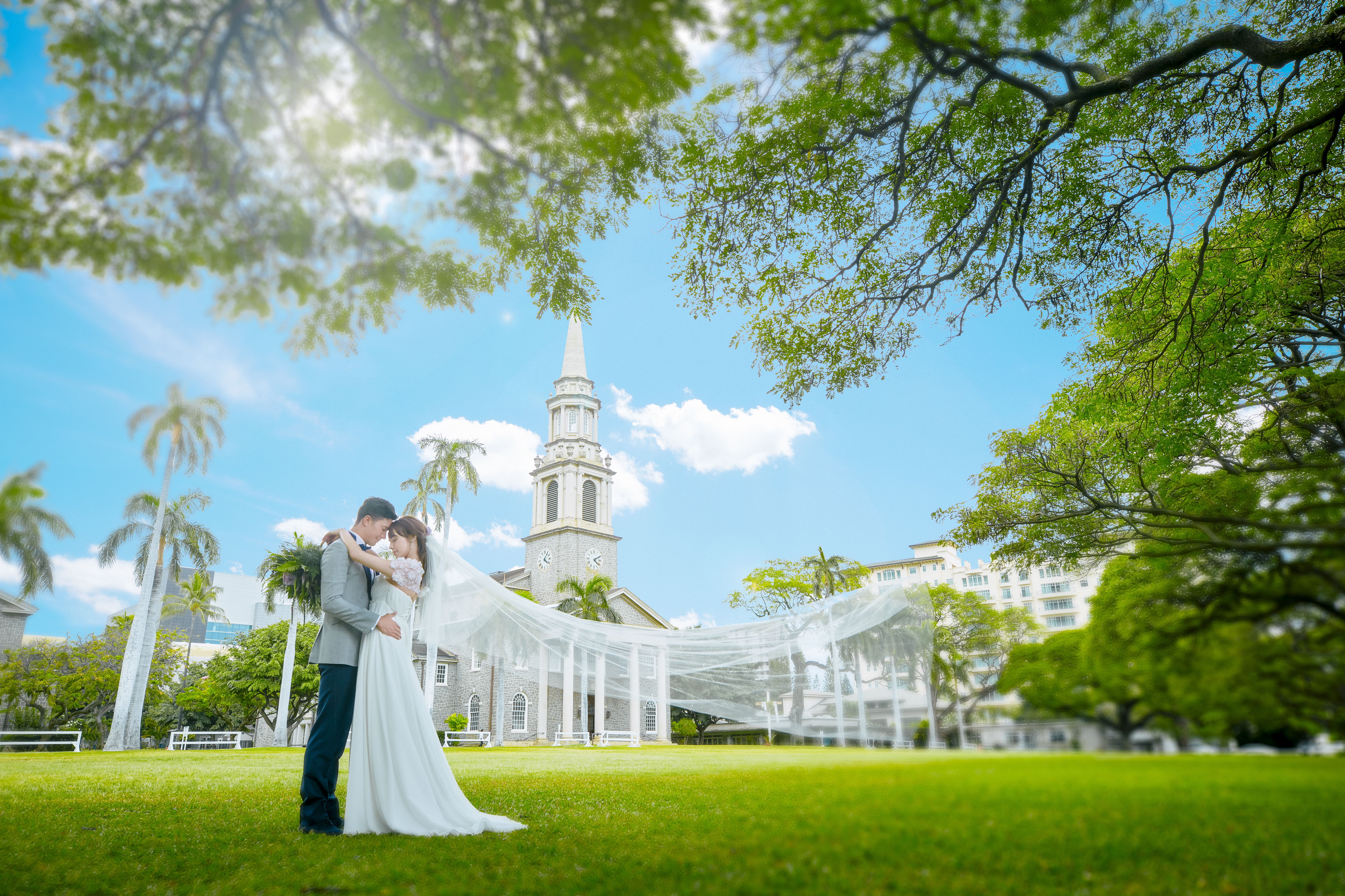 ハワイの白い結婚式場でウェディングフォト
