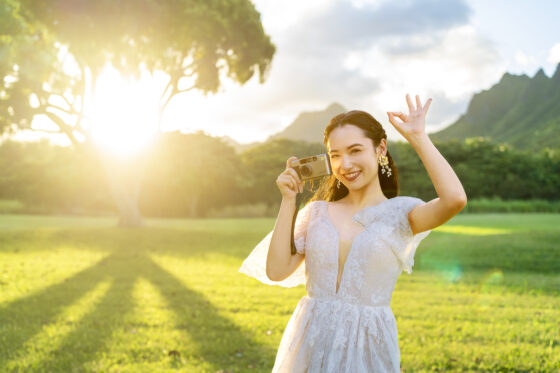 クアロア・ランチの大自然に感動する新婦。夕日に染め上げられた壮大な景色の前で、彼女の笑顔も一層輝きを増しています。