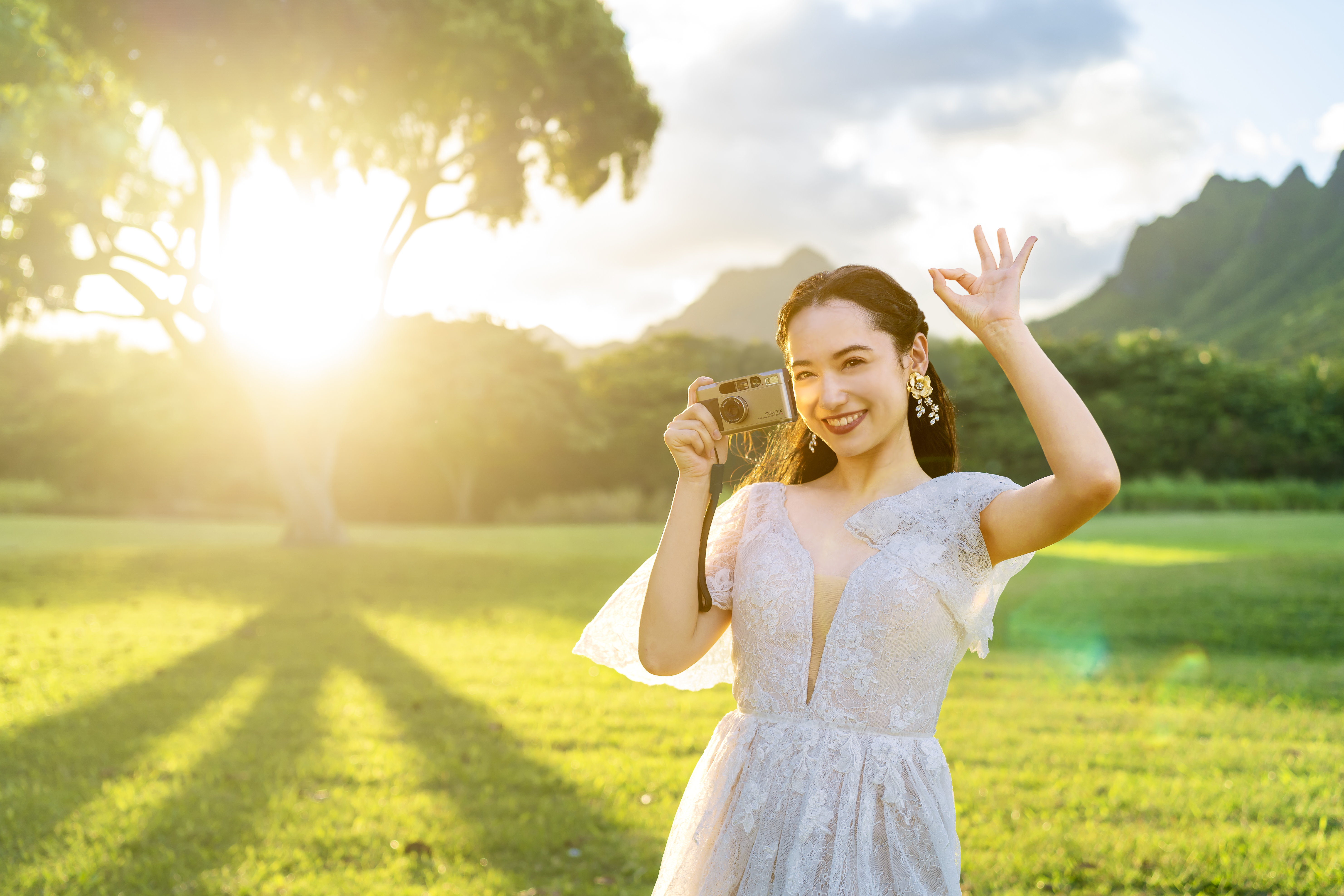 クアロア・ランチの大自然に感動する新婦。夕日に染め上げられた壮大な景色の前で、彼女の笑顔も一層輝きを増しています。
