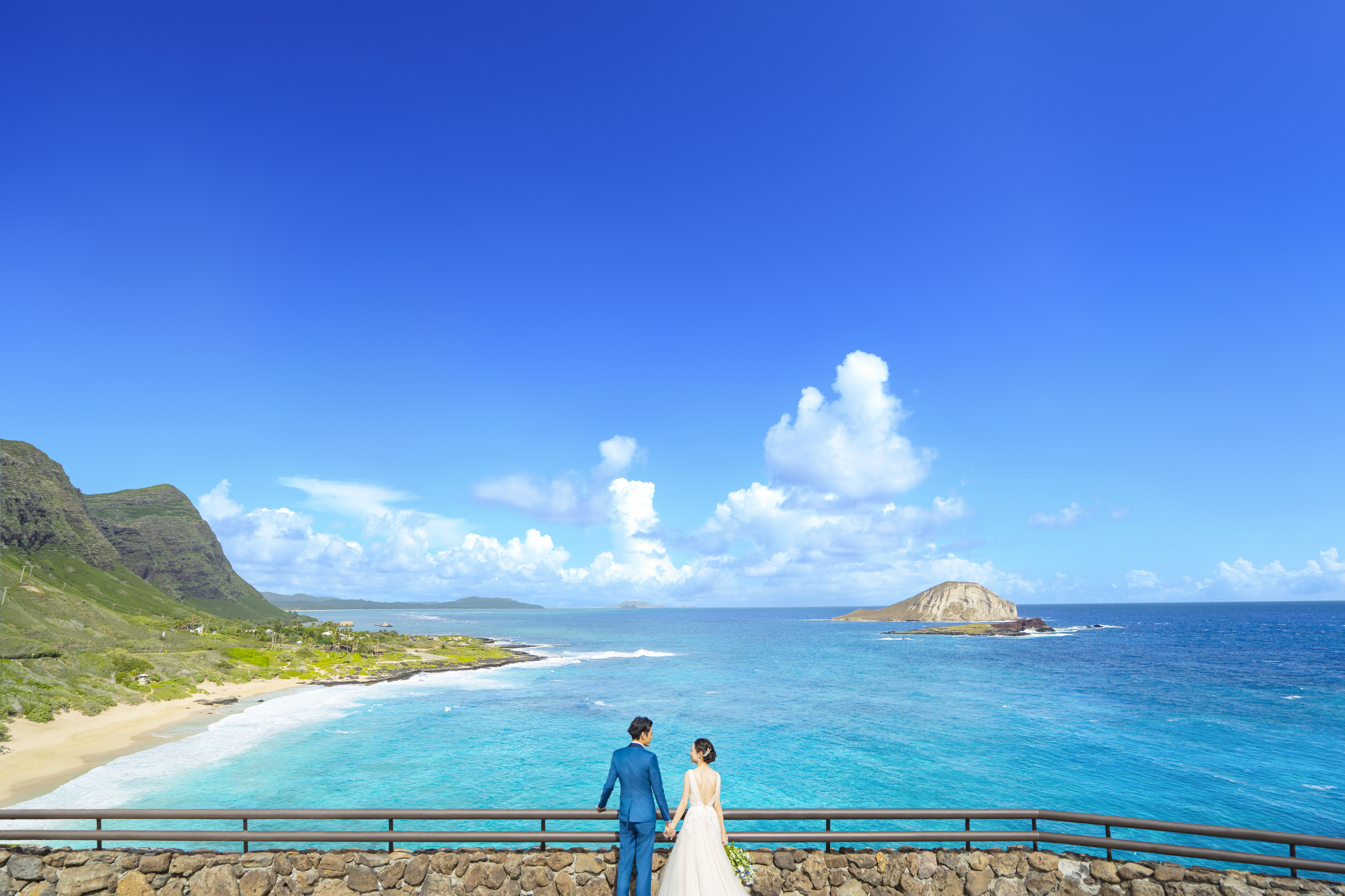海岸沿いのカップル