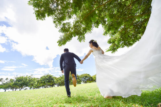 緑の中を走る新郎新婦