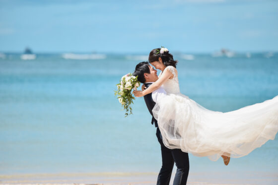 新婦を抱き上げる新郎