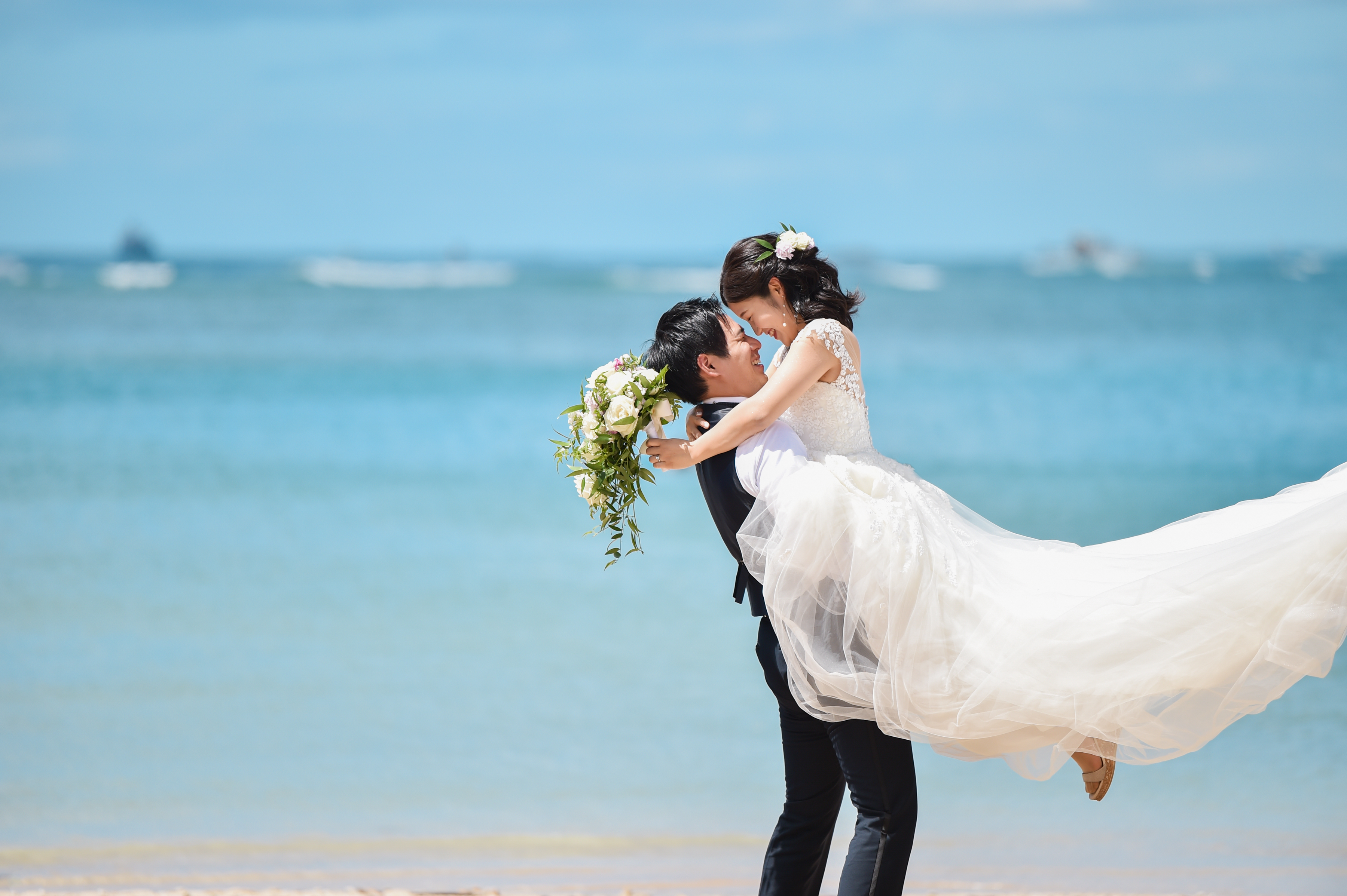 新婦を抱き上げる新郎
