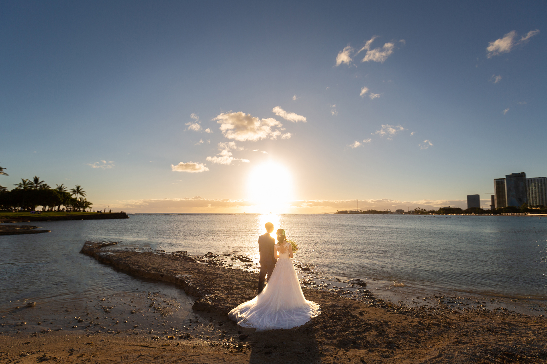 美しい夕映えが新郎新婦とハワイを包み込む。記憶を呼び起こさせる宝物の１枚。