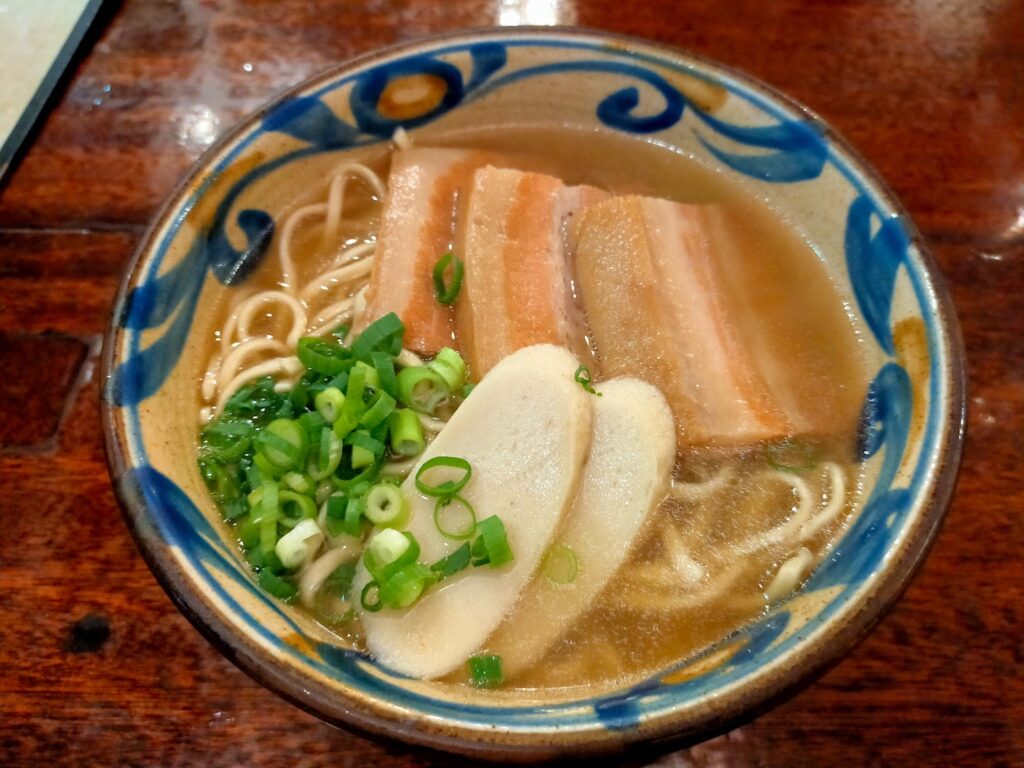 大きなお肉が乗った沖縄そば