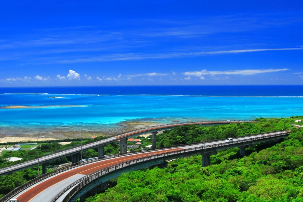 どこまでも続く海とニライカナイ橋