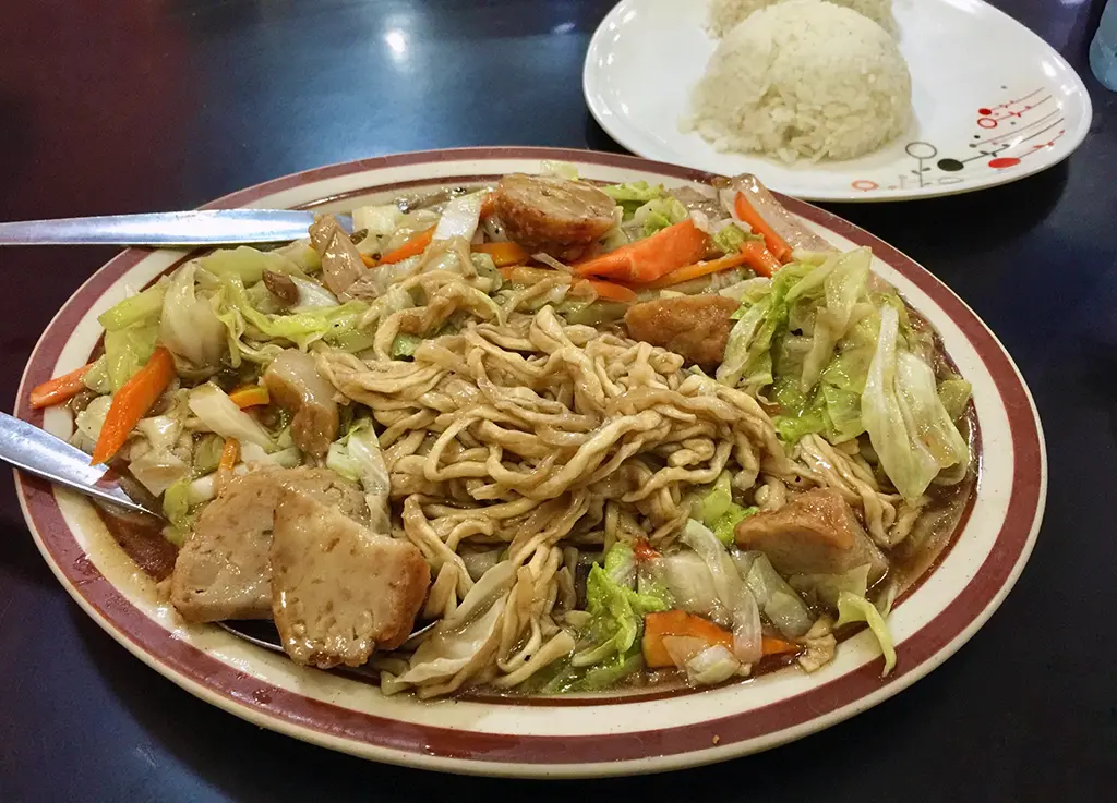 オアフ島Thelma's Restaurantのパンシットはレモンを絞って食べる爽やかな味わいが特徴