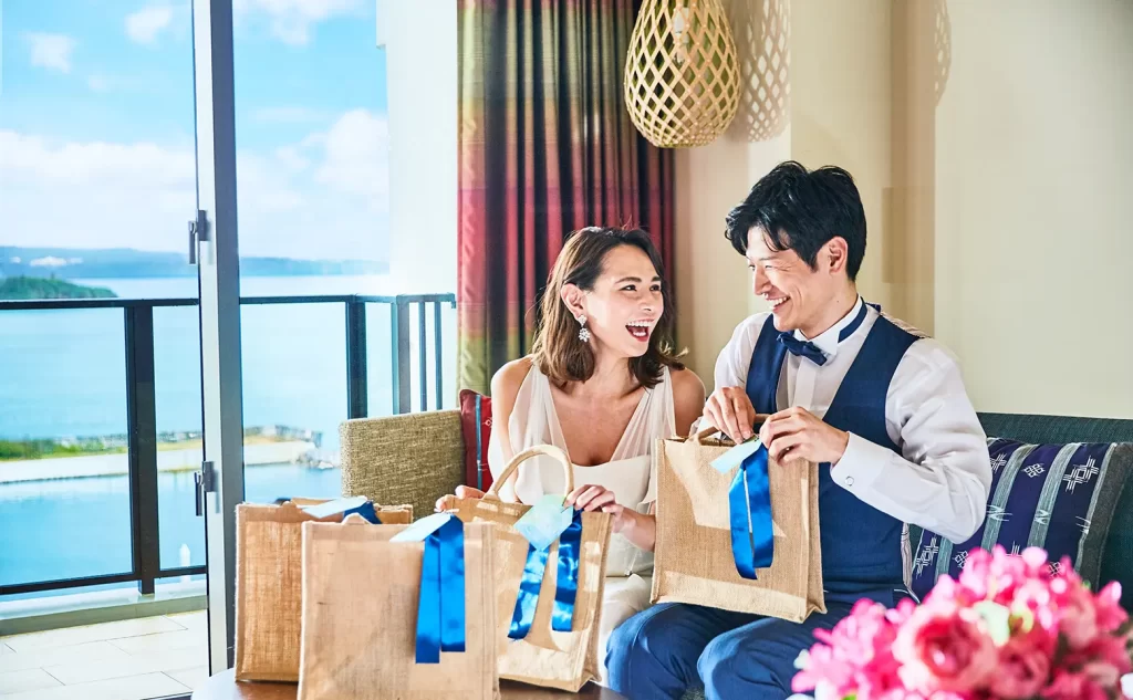 海の見えるホテルと新郎新婦