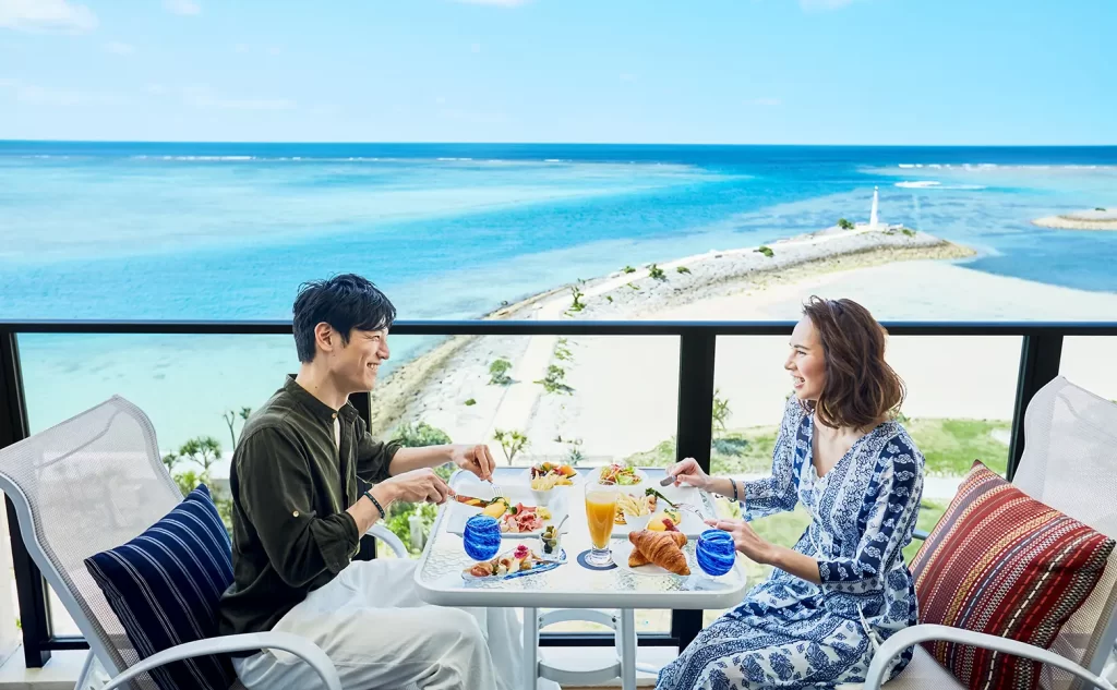 海の見えるテラスと新郎新婦