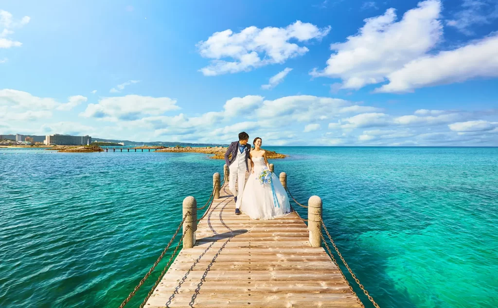 桟橋の上の新郎新婦