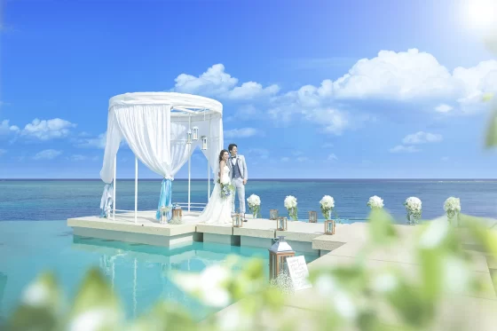 海辺の新郎新婦