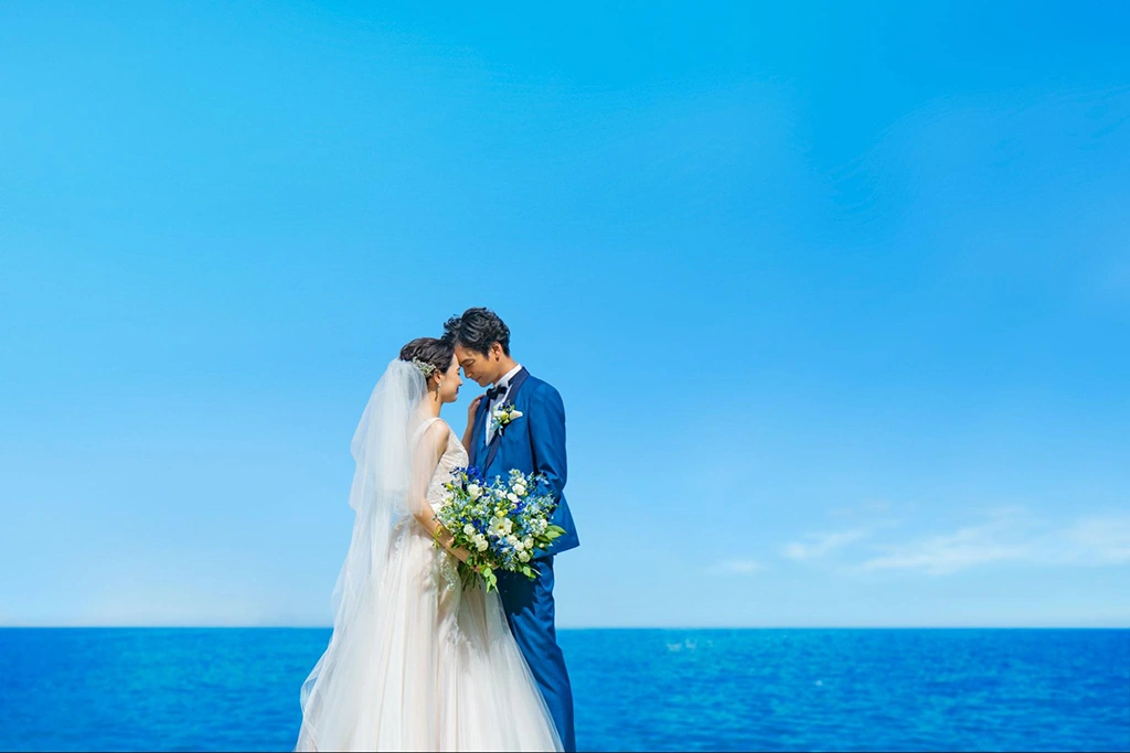 ハワイの美しい海と新郎新婦