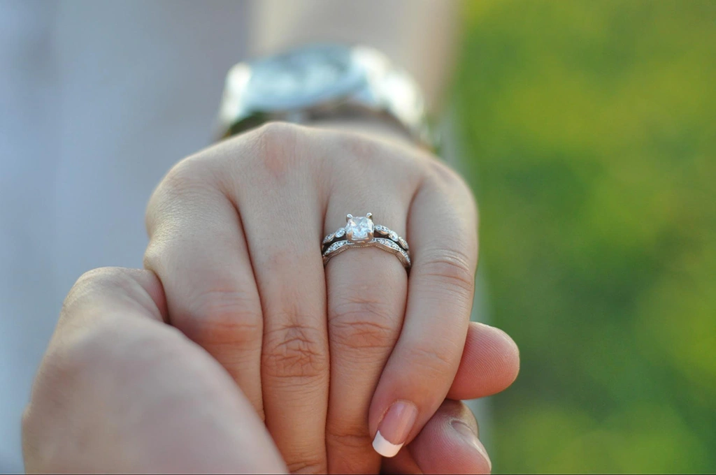 女性の指に光る結婚指輪