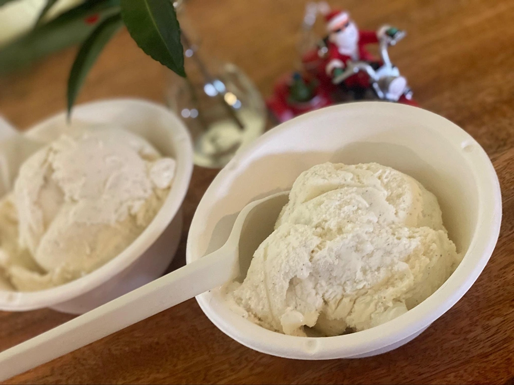 お土産屋さんに併設しているカフェで売っているバニラアイスクリーム