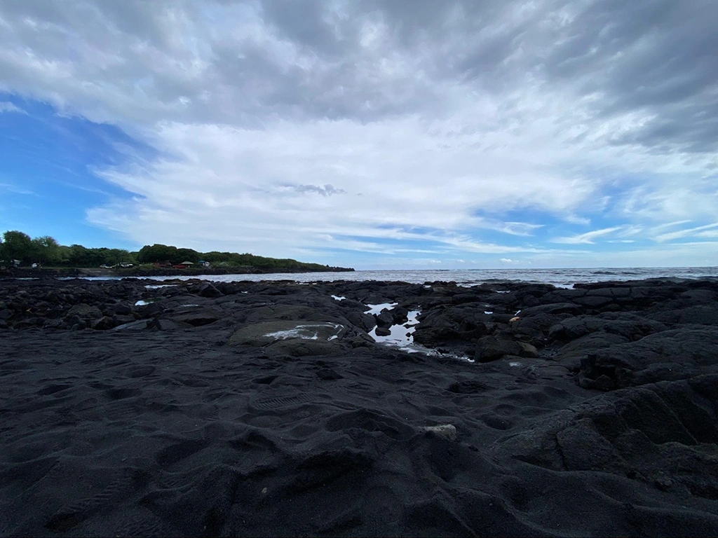 プナルウ ビーチ(Punaluu Beach)の岩場