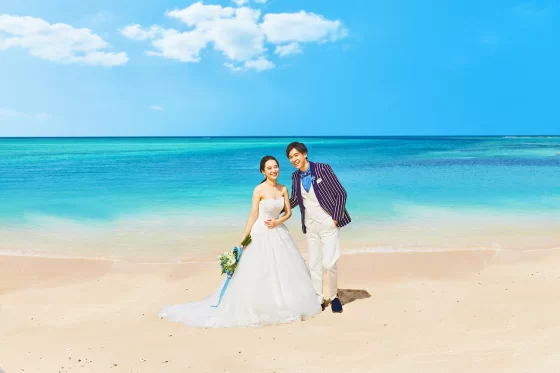 沖縄の白い砂浜でのフォトウェディング