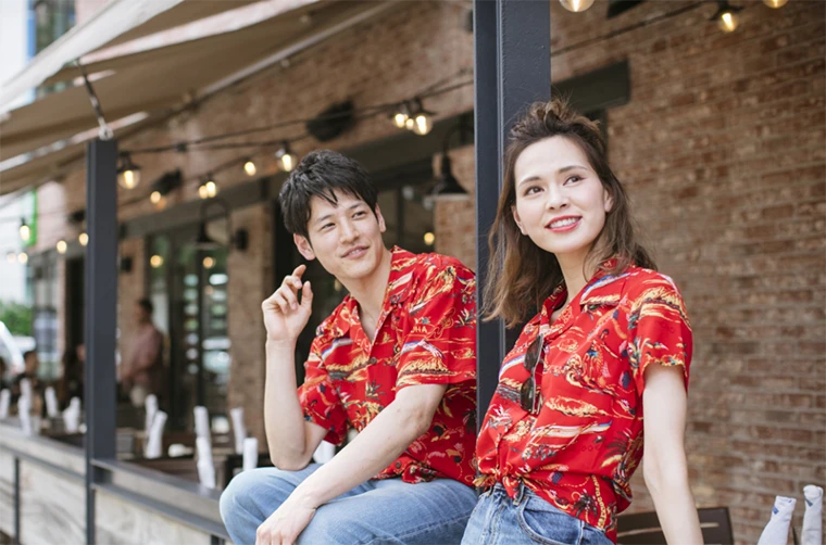 アロハシャツの新郎新婦