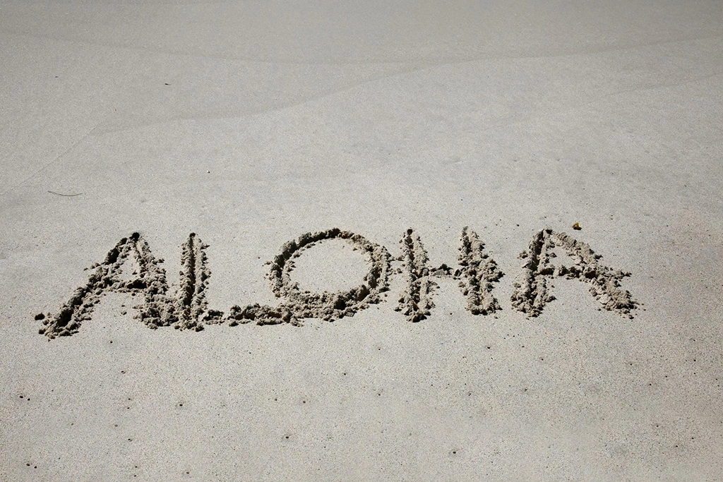 砂浜に、ALOHAの文字