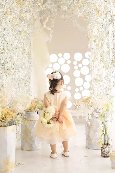 ブーケを持った4才くらいの可愛い女の子