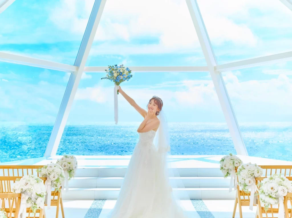 海が見渡せるチャペルで笑顔を見せる花嫁