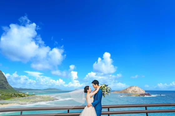 混ざり合ってしまいそうな美しい空と海、見つめ合う新郎新婦