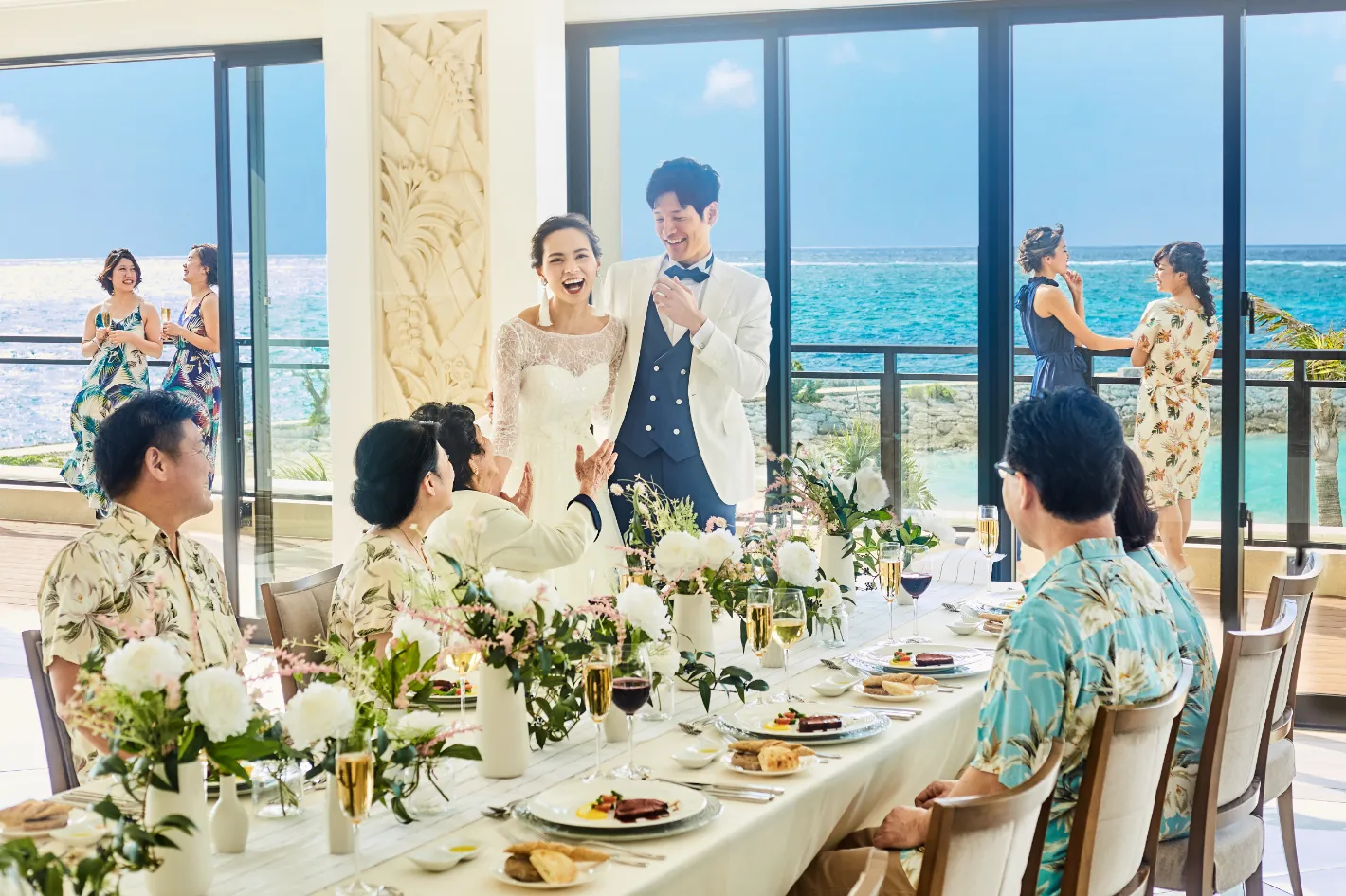 banquet01 心地よい沖縄の風を感じながら、ゲストと笑顔で乾杯する幸せなパーティシーン