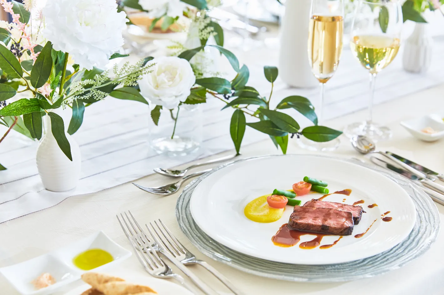 banquet08 白バラとシャンパングラスが並ぶ上品なテーブルセッティング