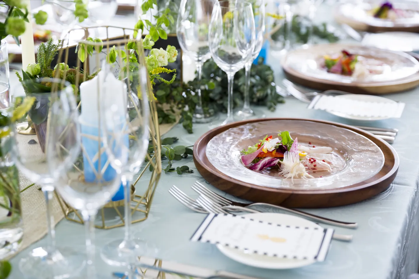 banquet10 生花を用いたテーブルコーディネートと華やかなコースディナー