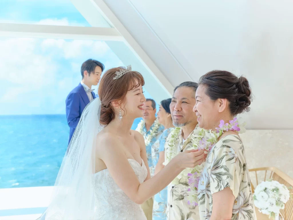 沖縄の挙式で家族から祝福を受ける感動的なセレモニーシーン
