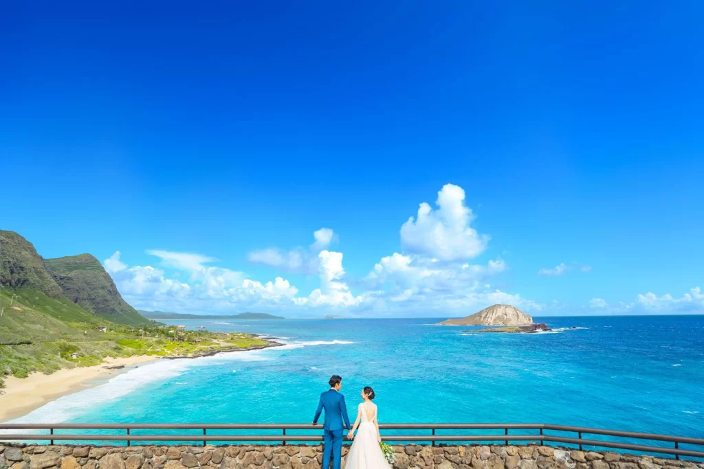 エメラルドブルーの海を望むハワイ東海岸ウェディングの絶景ロケーション