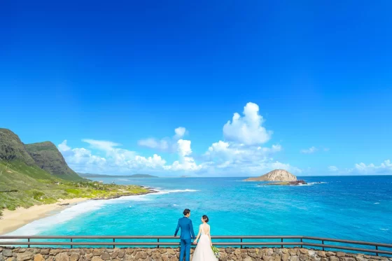 エメラルドブルーの海を望むハワイ東海岸ウェディングの絶景ロケーション