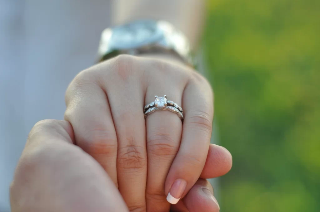 手元で輝く婚約指輪