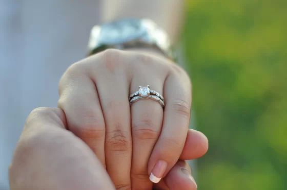 手元で輝く婚約指輪