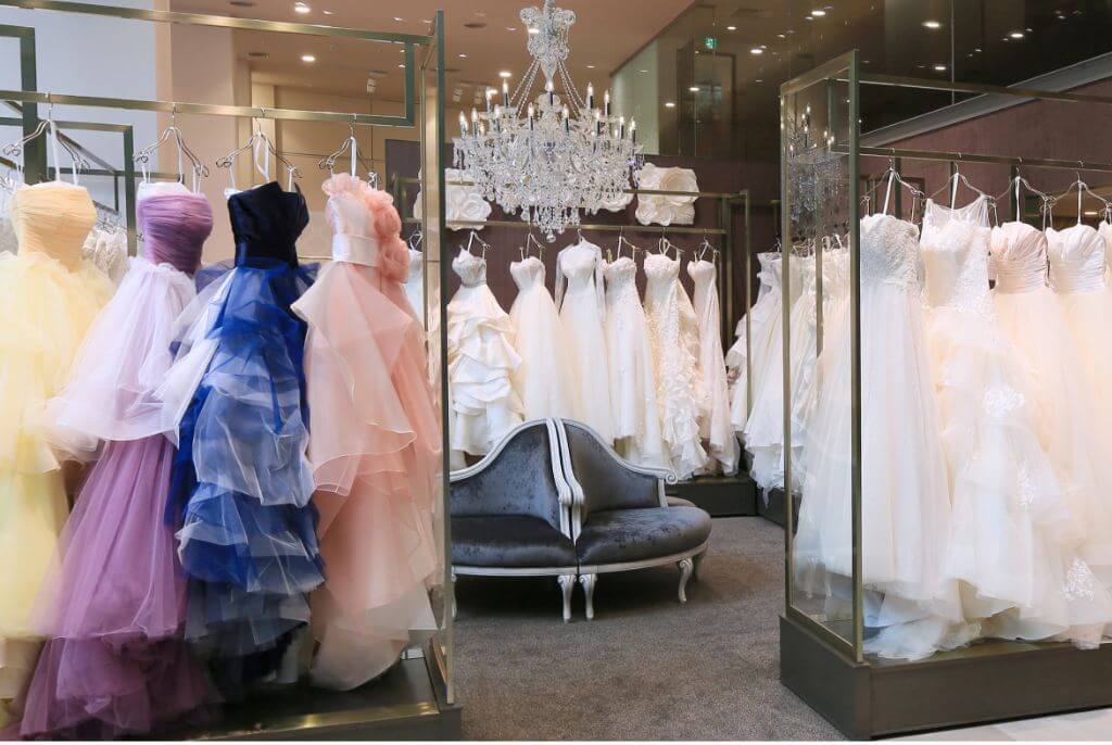 写真：沢山のウェディングドレス、カラードレスが並ぶ店内の様子